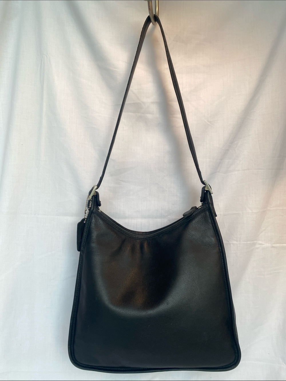 Vintage Andrea Slim Bucket Classic Black Leather Shoulder Bag